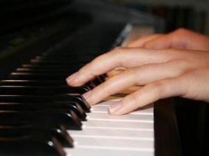 hands on a piano